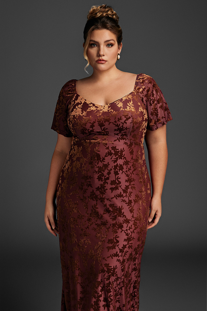 Curveins Plus Size Sammetsklänning med Volangärm 