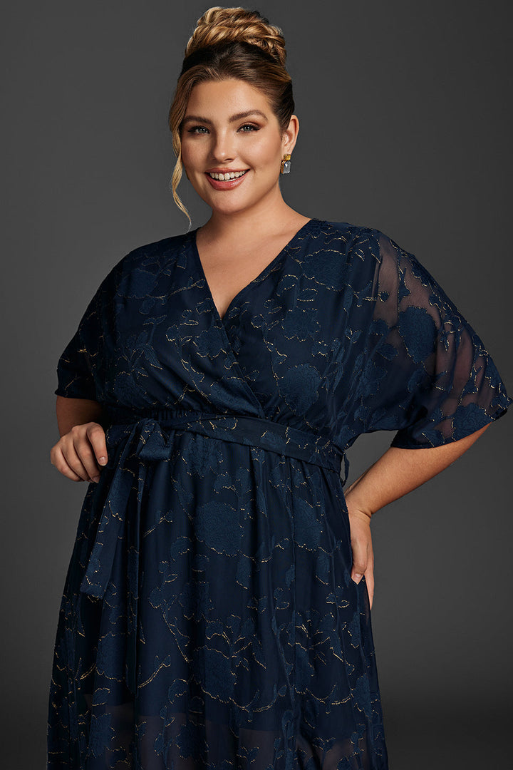 Curveins Plus Size – Volangärmad maxiklänning i mesh med knut och sidoslit 