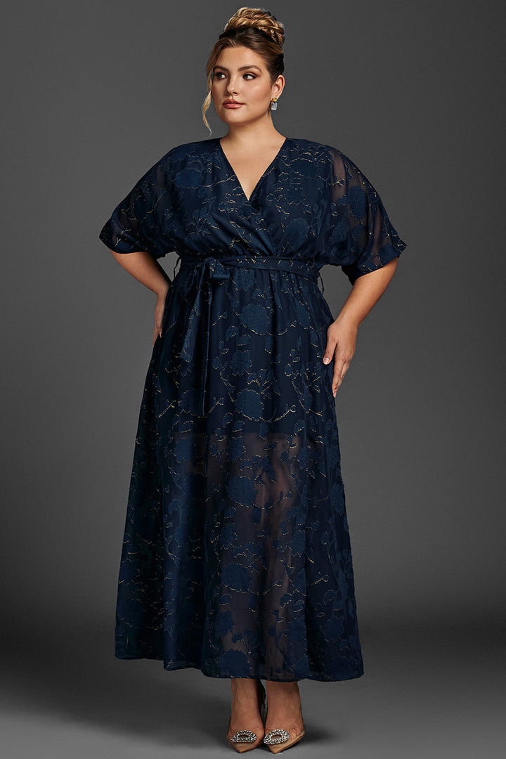 Curveins Plus Size – Volangärmad maxiklänning i mesh med knut och sidoslit 