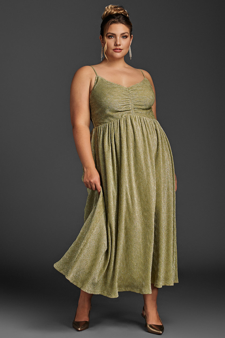 Curveins Plus Size V-ringad rynkad ärmlös klänning 