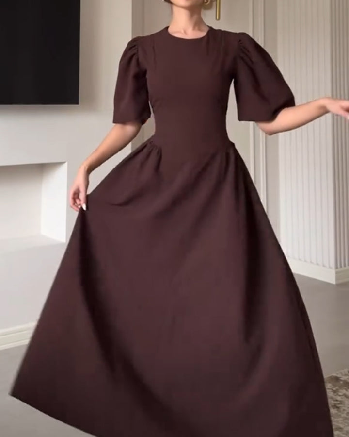 Elegant rund halsringad klänning med rosett