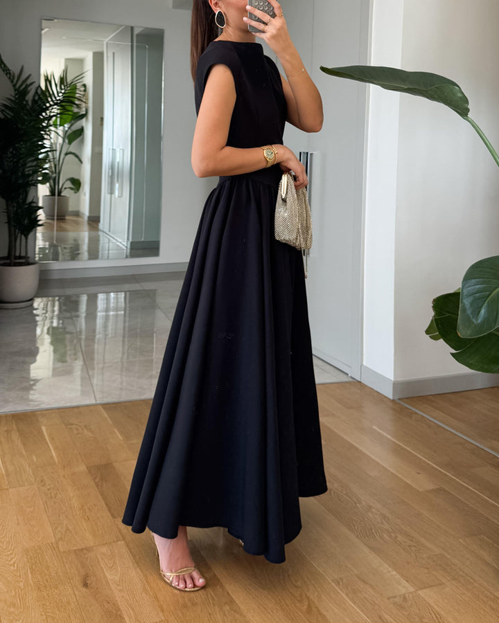 Moderiktig elegant enfärgad klänning
