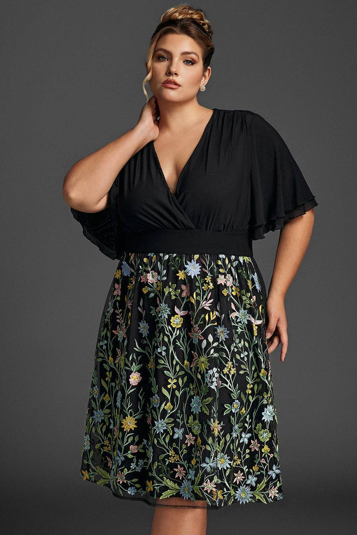 Curveins Plus Size Volangärmad V-ringad Broderad Midiklänning 