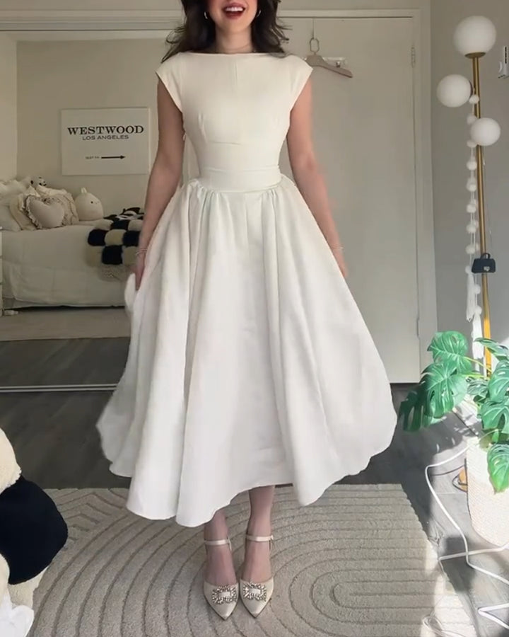 Moderiktig elegant enfärgad klänning
