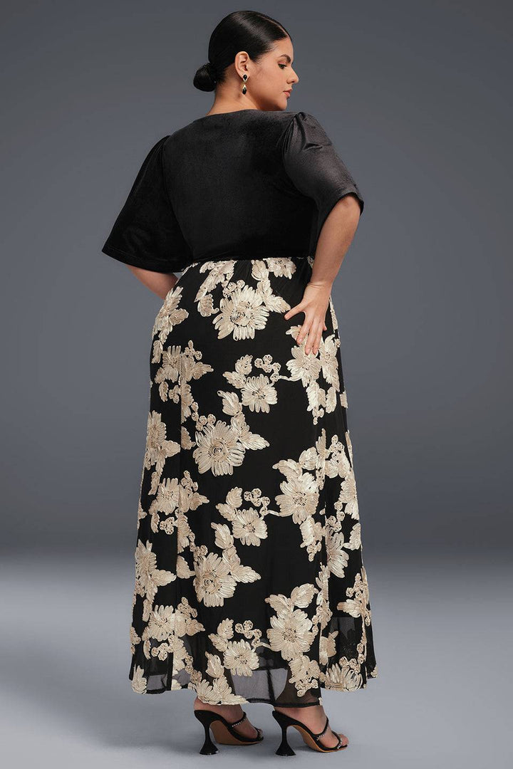 Curveins Plus Size V-ringad blommig broderad plisserad maxiklänning 