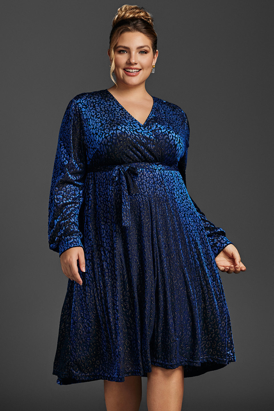 Curveins Plus Size Leopardfärgad Sammetsklänning i Omlottmodell 