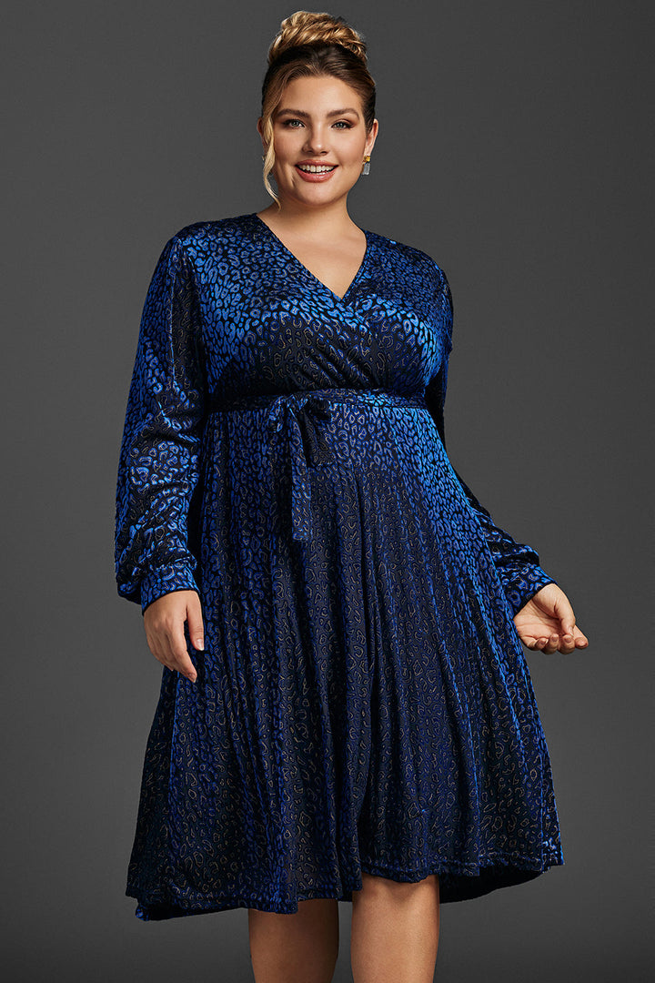 Curveins Plus Size Leopardfärgad Sammetsklänning i Omlottmodell 