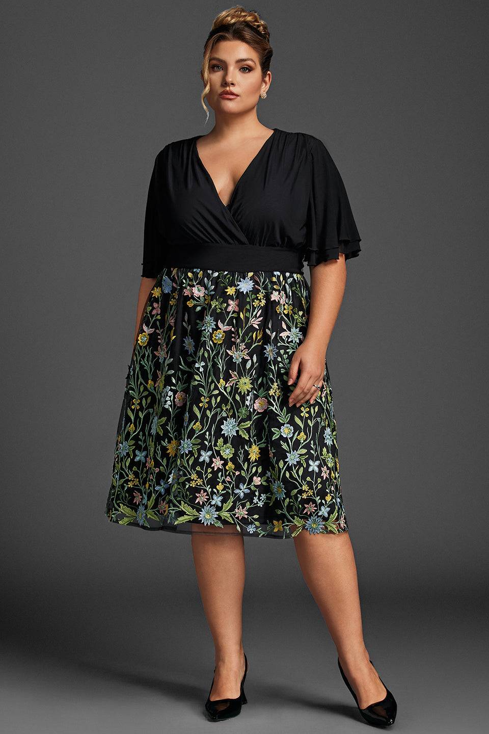 Curveins Plus Size Volangärmad V-ringad Broderad Midiklänning 