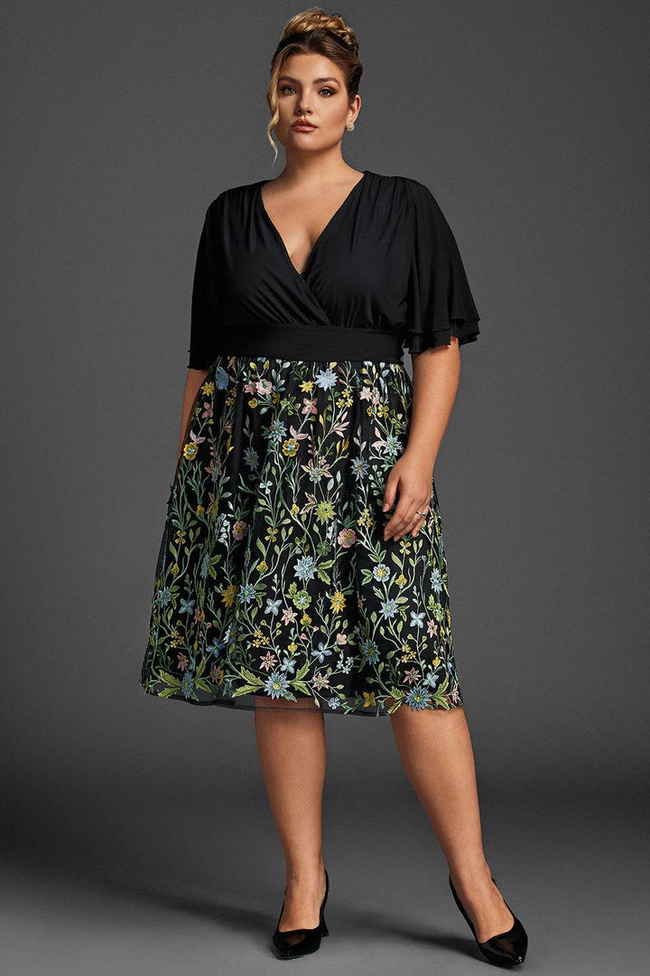 Curveins Plus Size Volangärmad V-ringad Broderad Midiklänning 