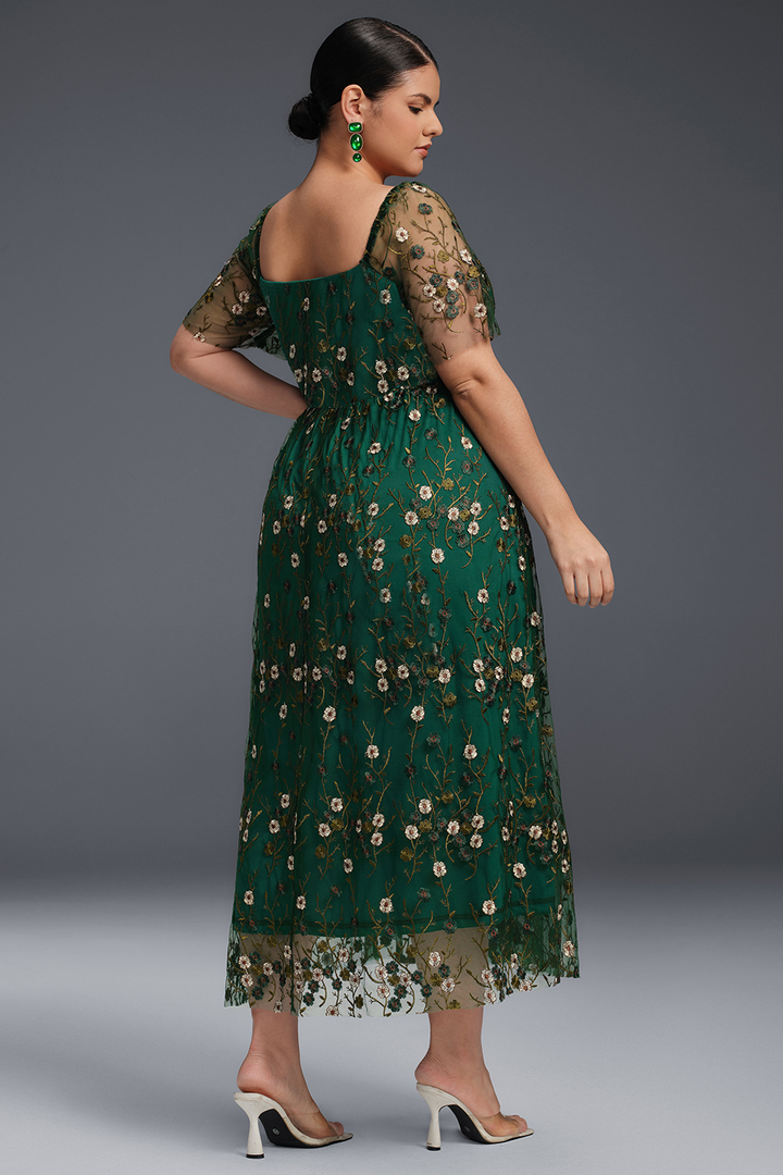 Curveins Plus Size – Draperad krage, broderad maxiklänning med volangkant 