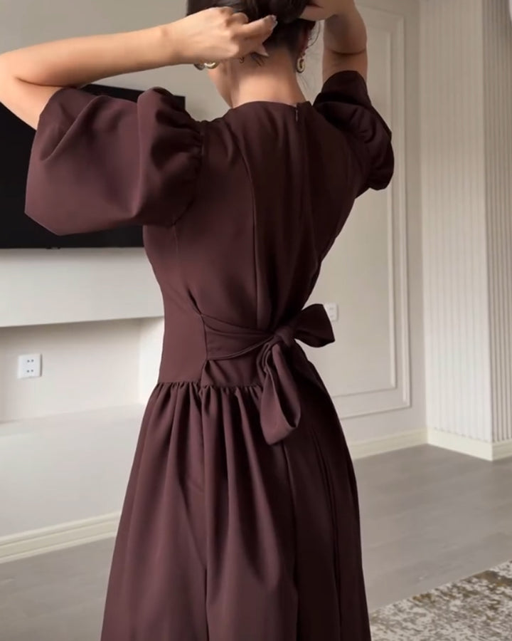 Elegant rund halsringad klänning med rosett