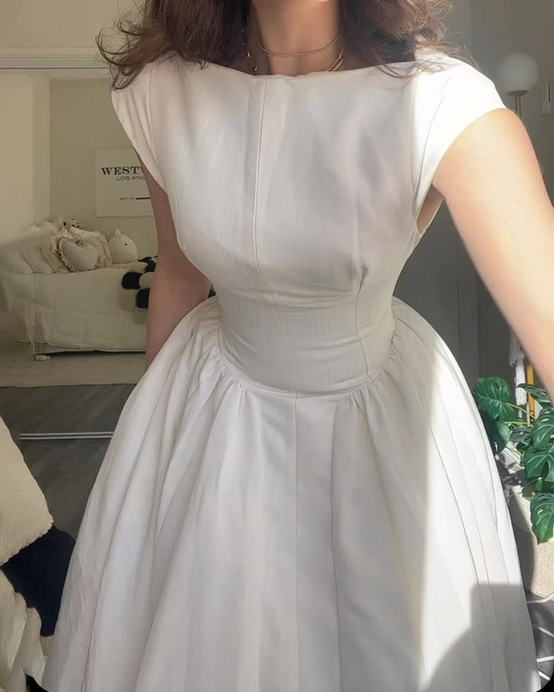 Moderiktig elegant enfärgad klänning