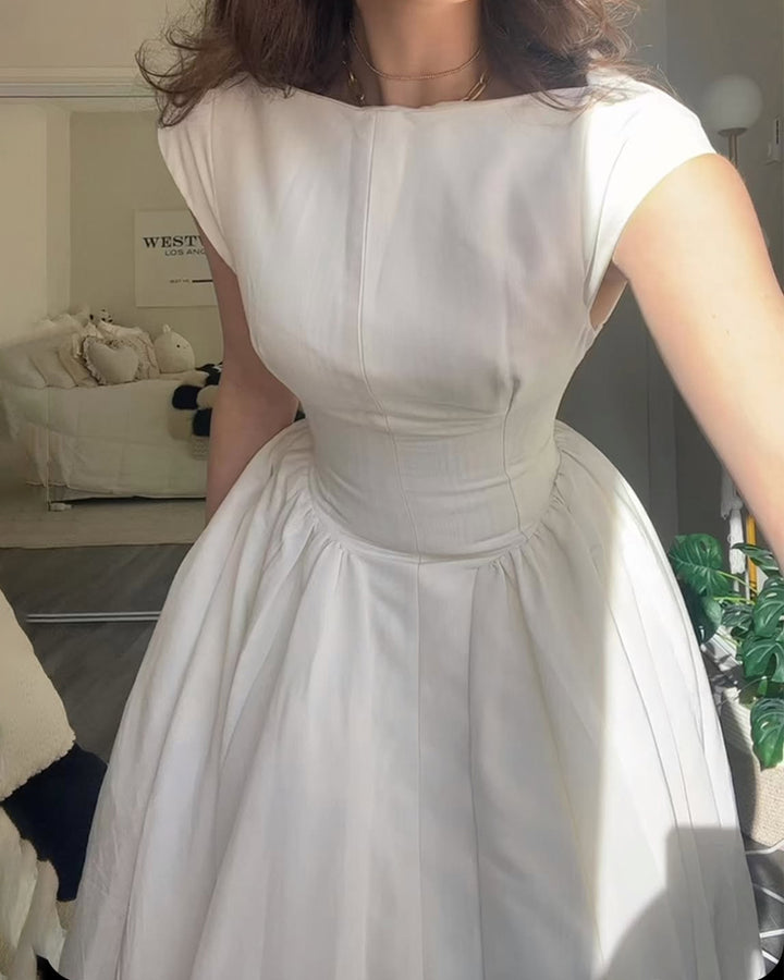 Moderiktig elegant enfärgad klänning