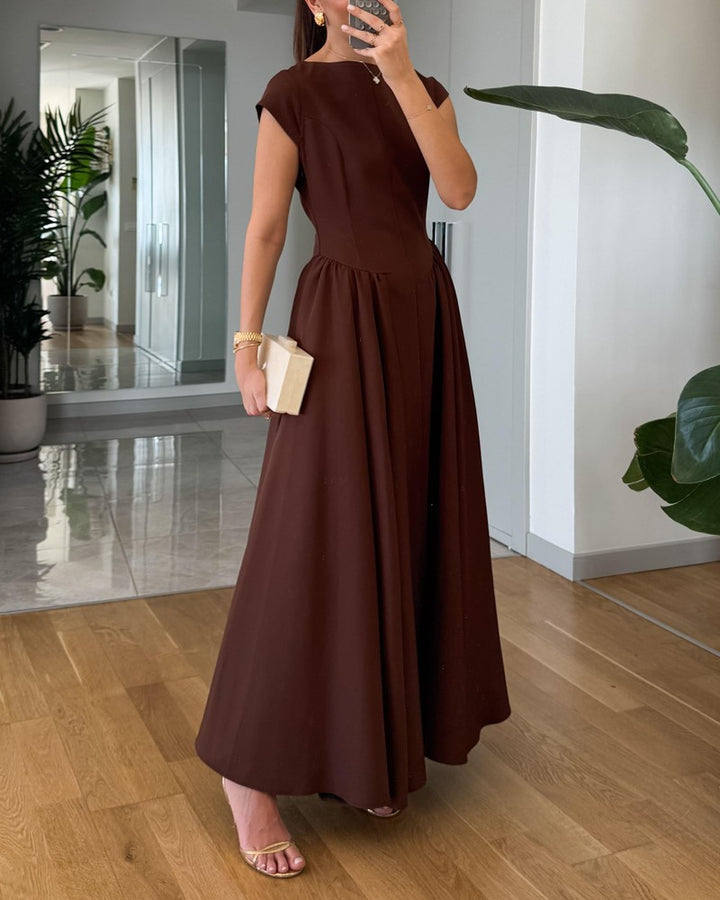 Moderiktig elegant enfärgad klänning