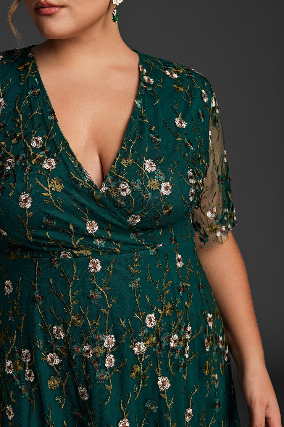 Curveins Plus Size V-ringad maxiklänning med volangärm och broderi 