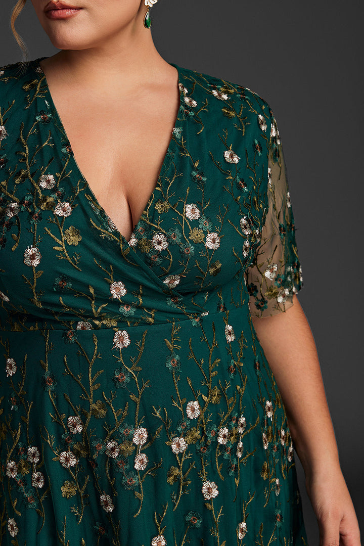 Curveins Plus Size V-ringad maxiklänning med volangärm och broderi 