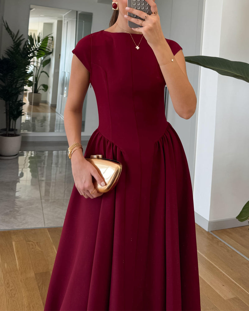 Moderiktig elegant enfärgad klänning