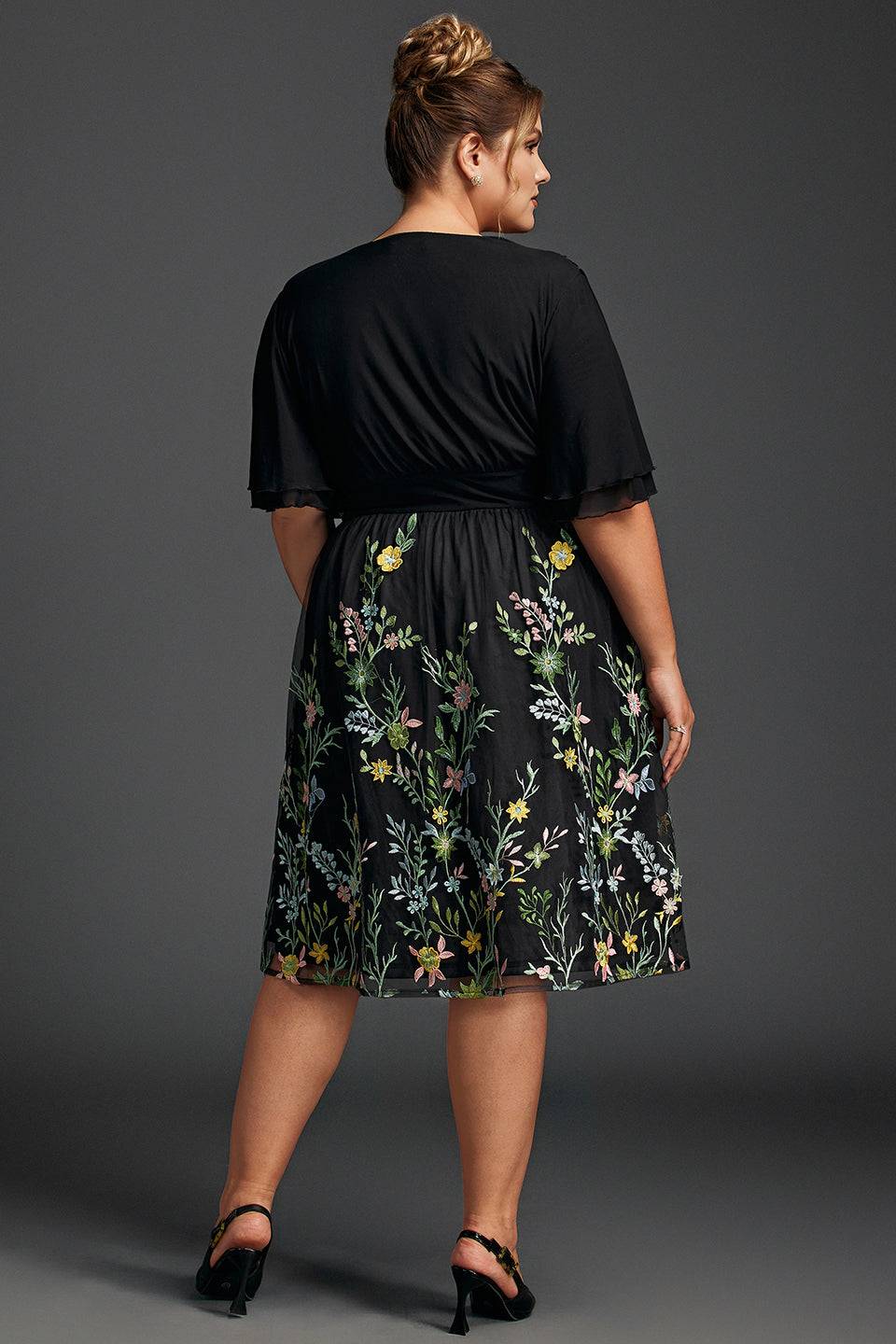 Curveins Plus Size Volangärmad V-ringad Broderad Midiklänning 