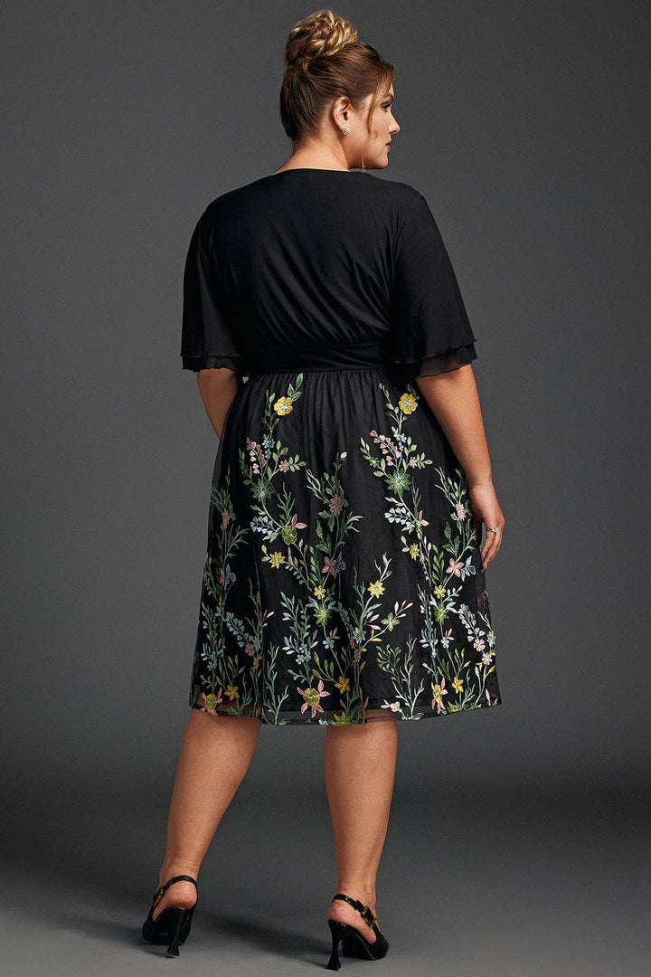 Curveins Plus Size Volangärmad V-ringad Broderad Midiklänning 