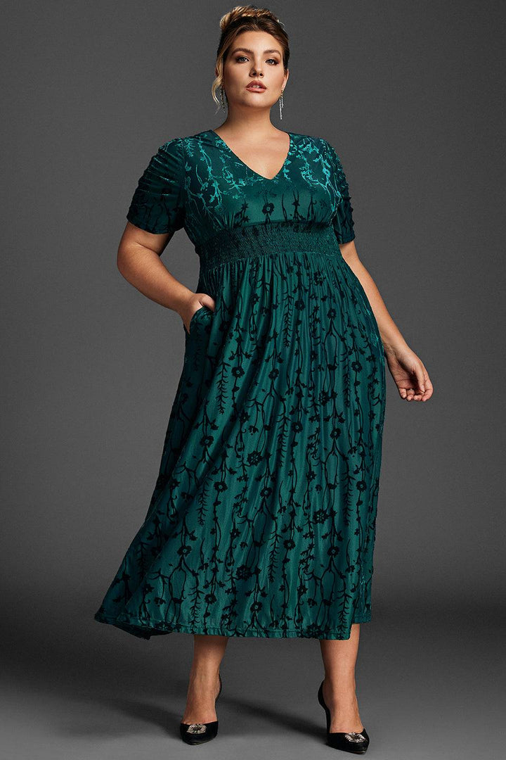 Curveins Plus Size Sammets Enfärgad Rynkad Maxiklänning 