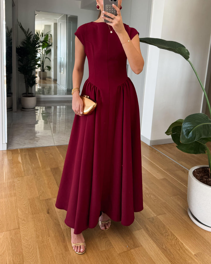 Moderiktig elegant enfärgad klänning