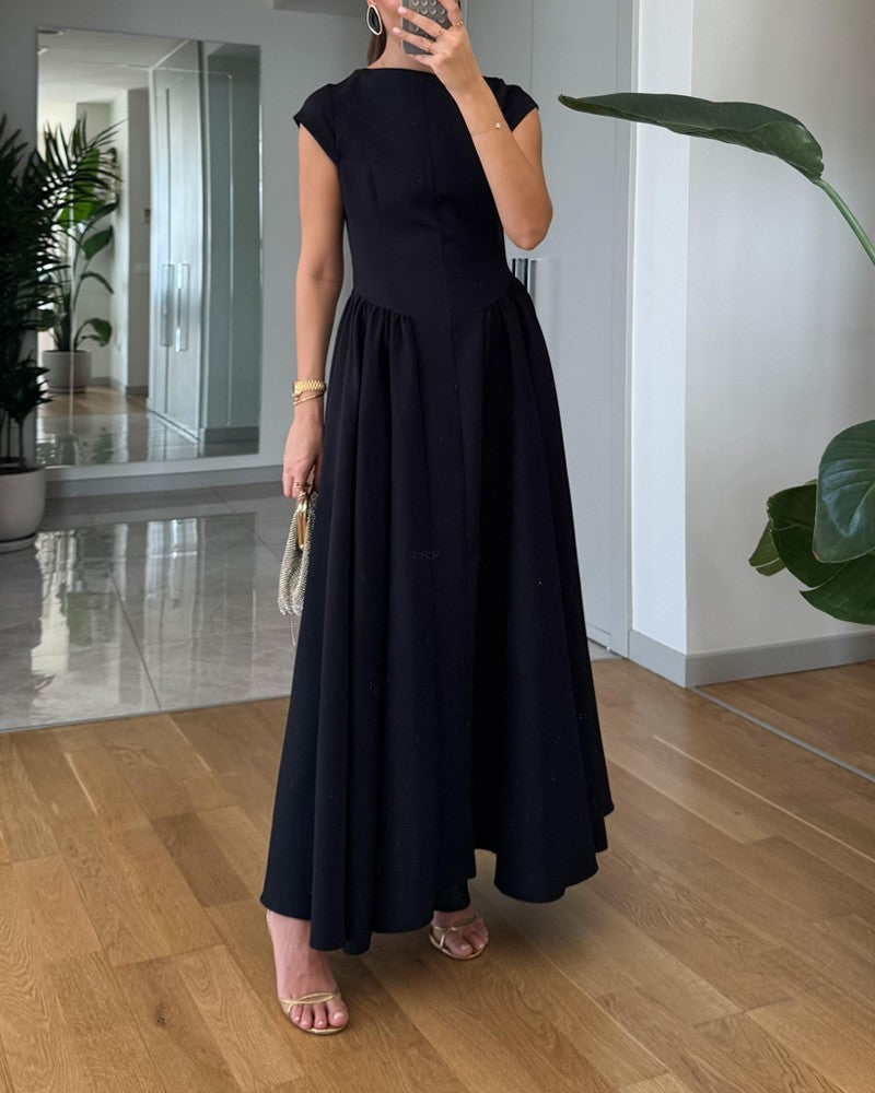 Moderiktig elegant enfärgad klänning