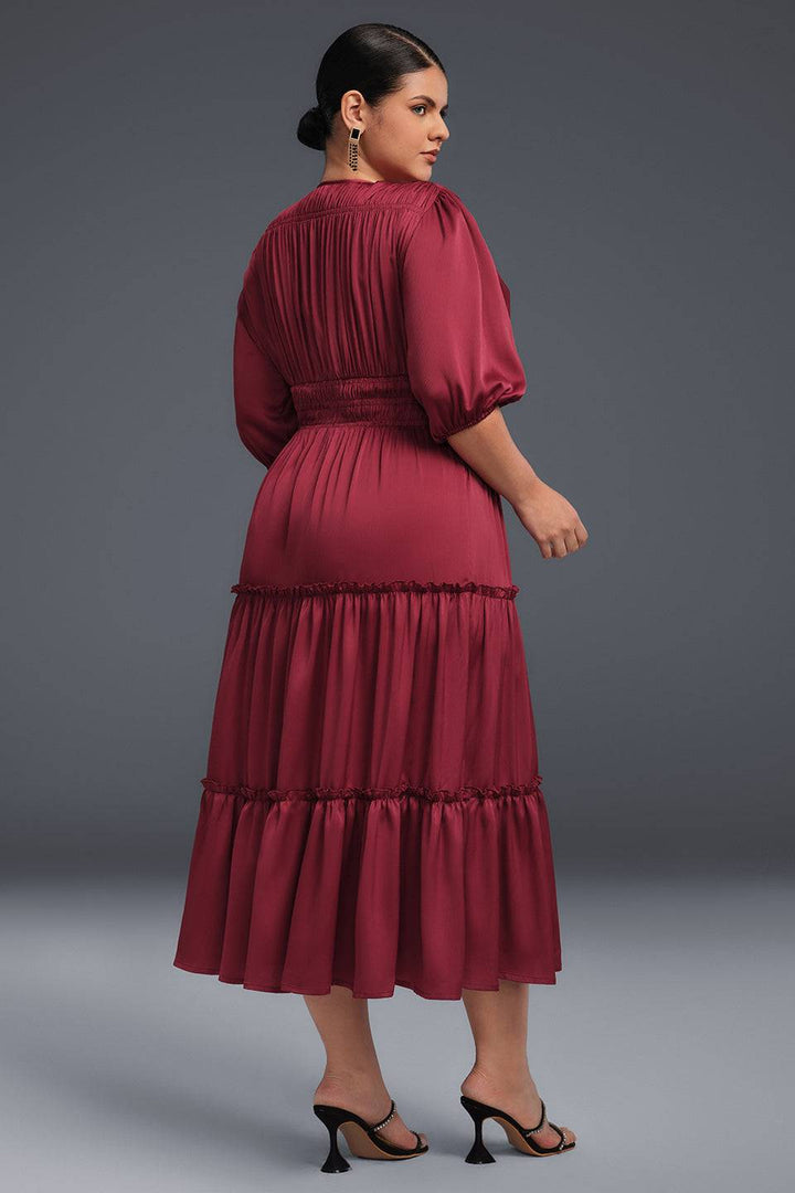 Curveins Plus Size V-ringad Plisserad Enfärgad Maxiklänning 