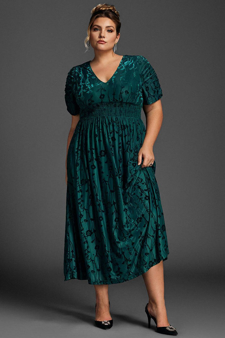 Curveins Plus Size Sammets Enfärgad Rynkad Maxiklänning 