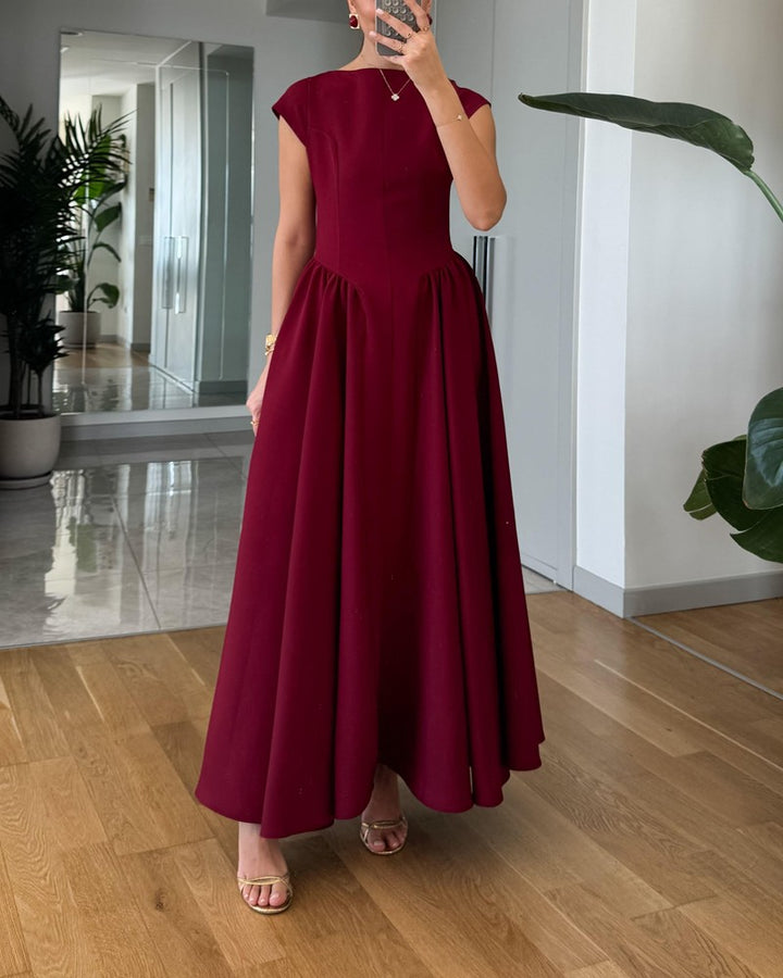 Moderiktig elegant enfärgad klänning