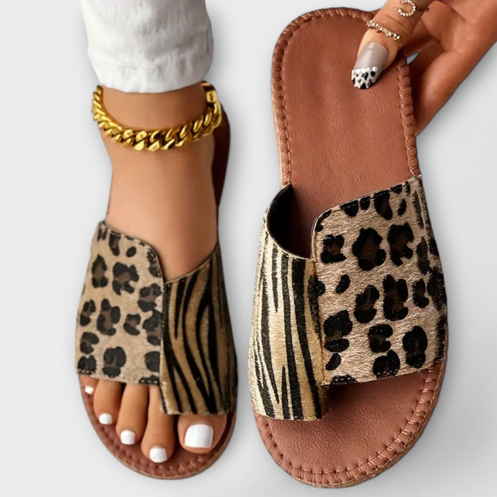 Chique bicolor pantoffels met luipaardprint
