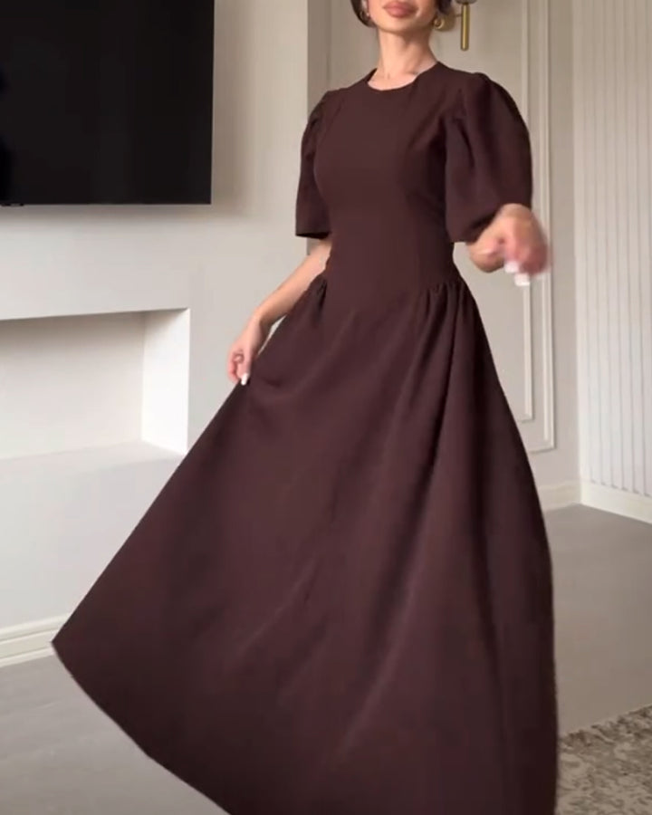 Elegant rund halsringad klänning med rosett