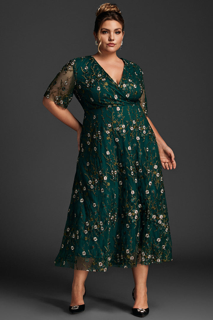 Curveins Plus Size V-ringad maxiklänning med volangärm och broderi 