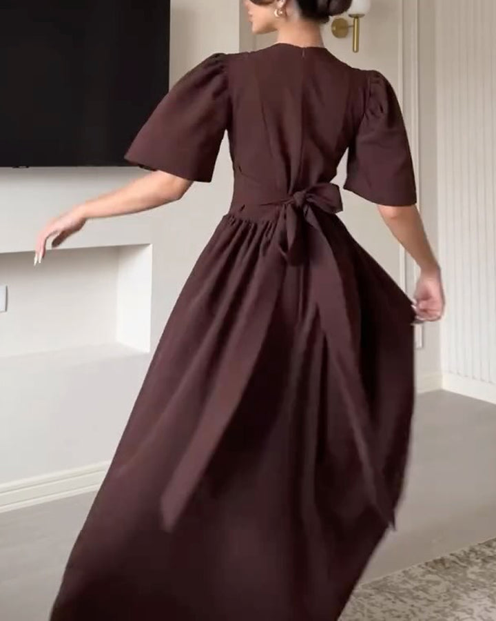 Elegant rund halsringad klänning med rosett