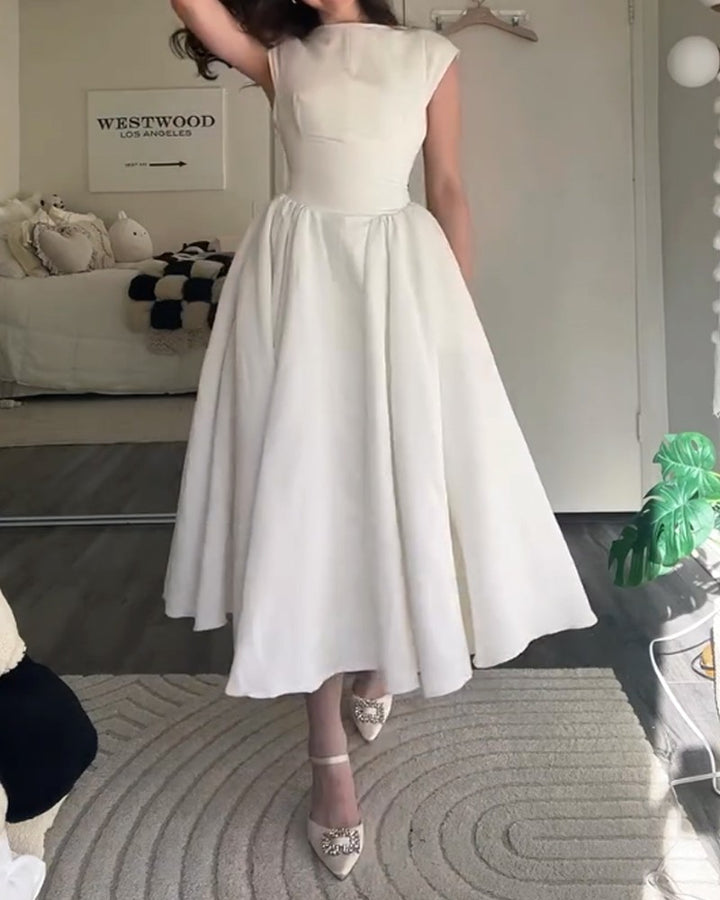 Moderiktig elegant enfärgad klänning
