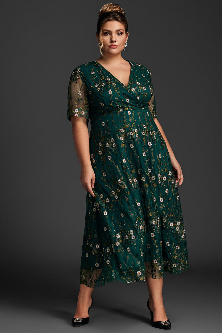 Curveins Plus Size V-ringad maxiklänning med volangärm och broderi 