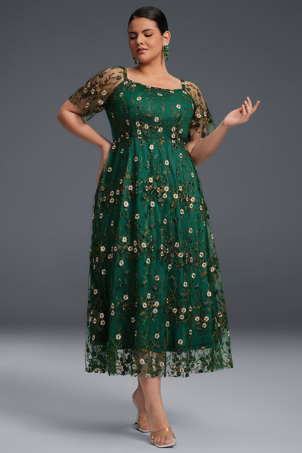 Curveins Plus Size – Draperad krage, broderad maxiklänning med volangkant 