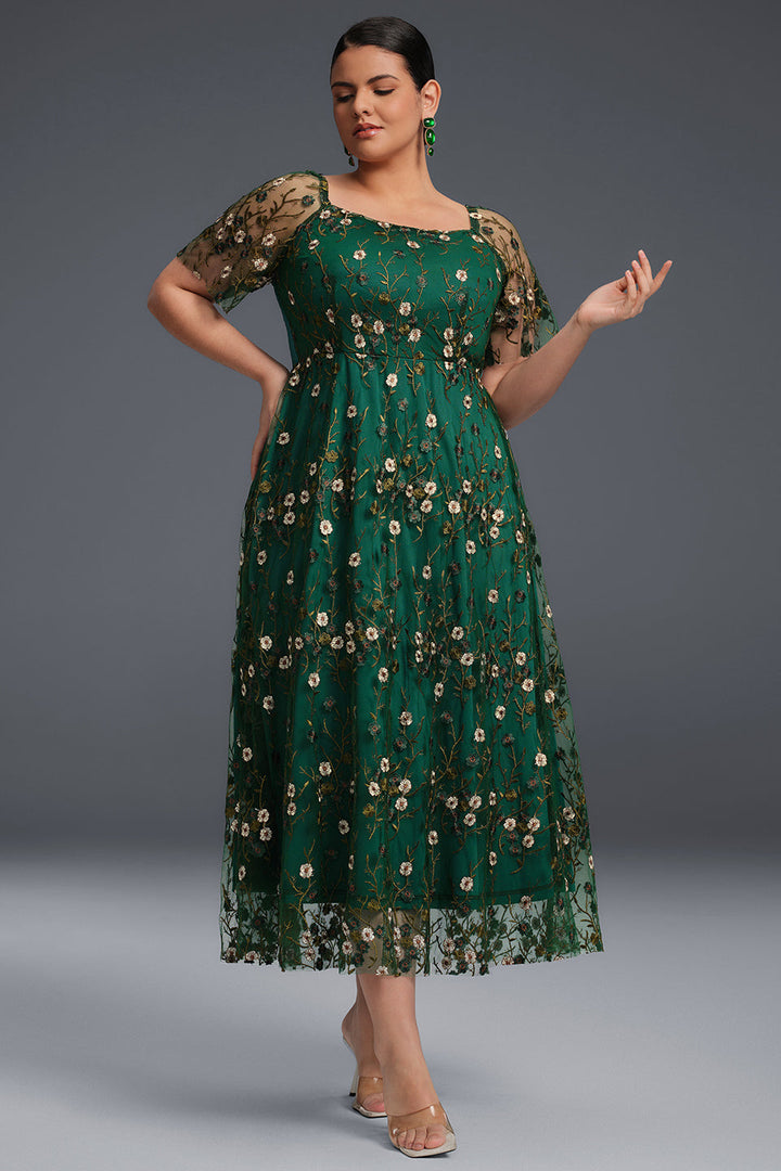Curveins Plus Size – Draperad krage, broderad maxiklänning med volangkant 