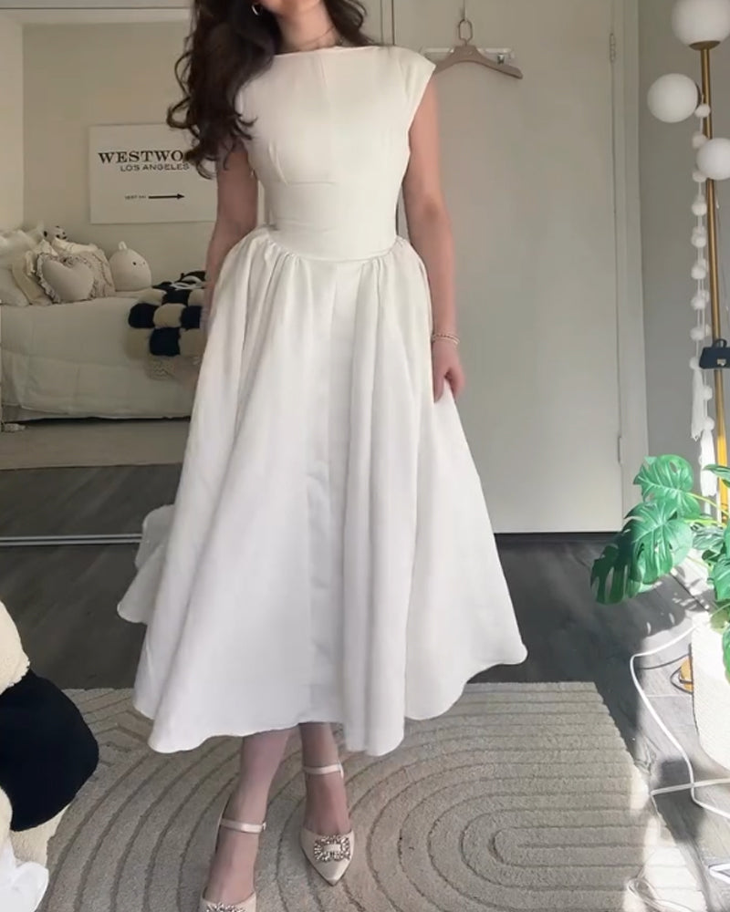 Moderiktig elegant enfärgad klänning