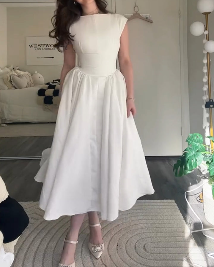 Moderiktig elegant enfärgad klänning