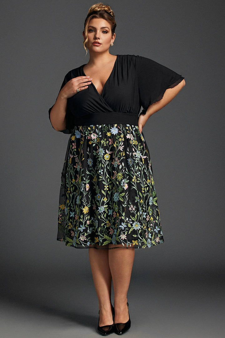 Curveins Plus Size Volangärmad V-ringad Broderad Midiklänning 