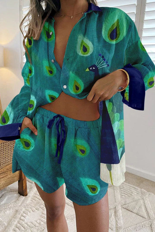 Elegant set med påfågelmönster och knäppta shorts i snörning