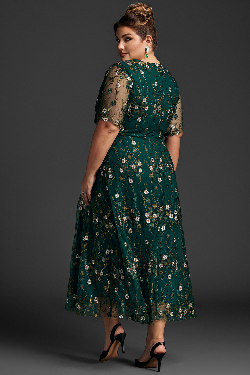 Curveins Plus Size V-ringad maxiklänning med volangärm och broderi 