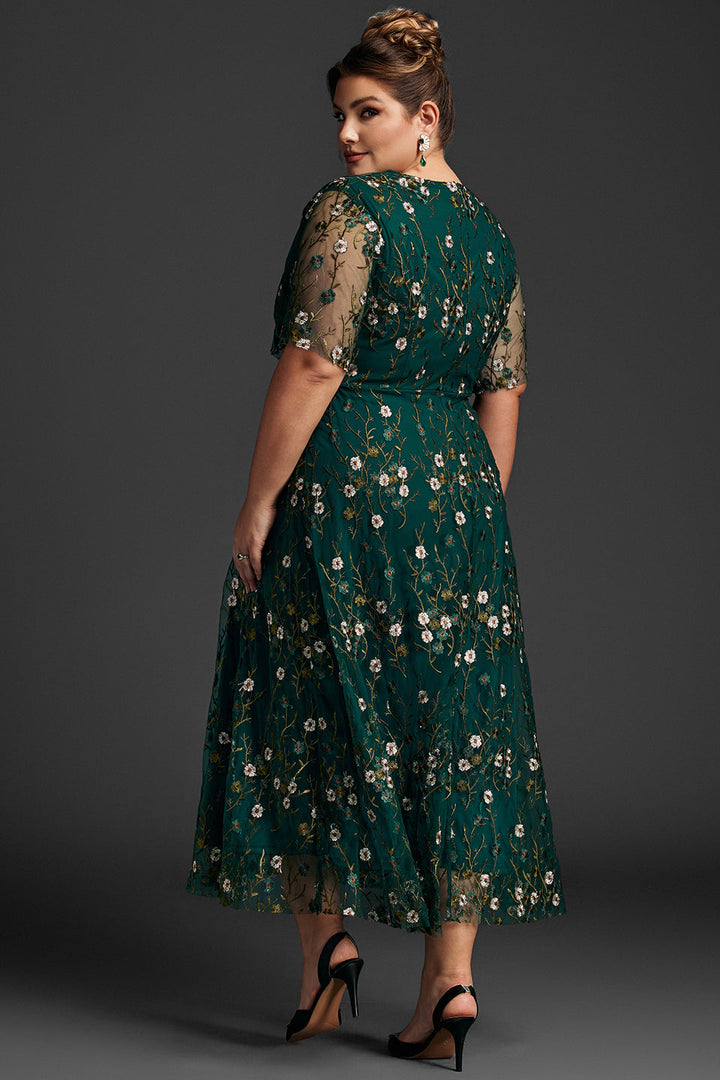 Curveins Plus Size V-ringad maxiklänning med volangärm och broderi 
