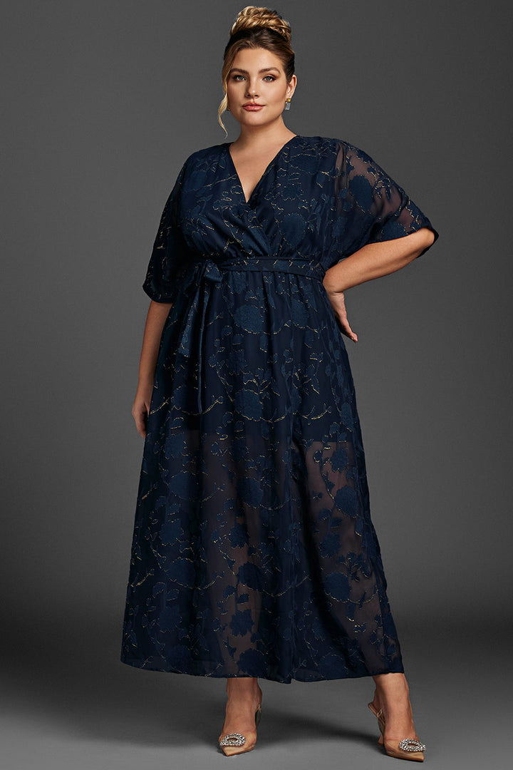 Curveins Plus Size – Volangärmad maxiklänning i mesh med knut och sidoslit 