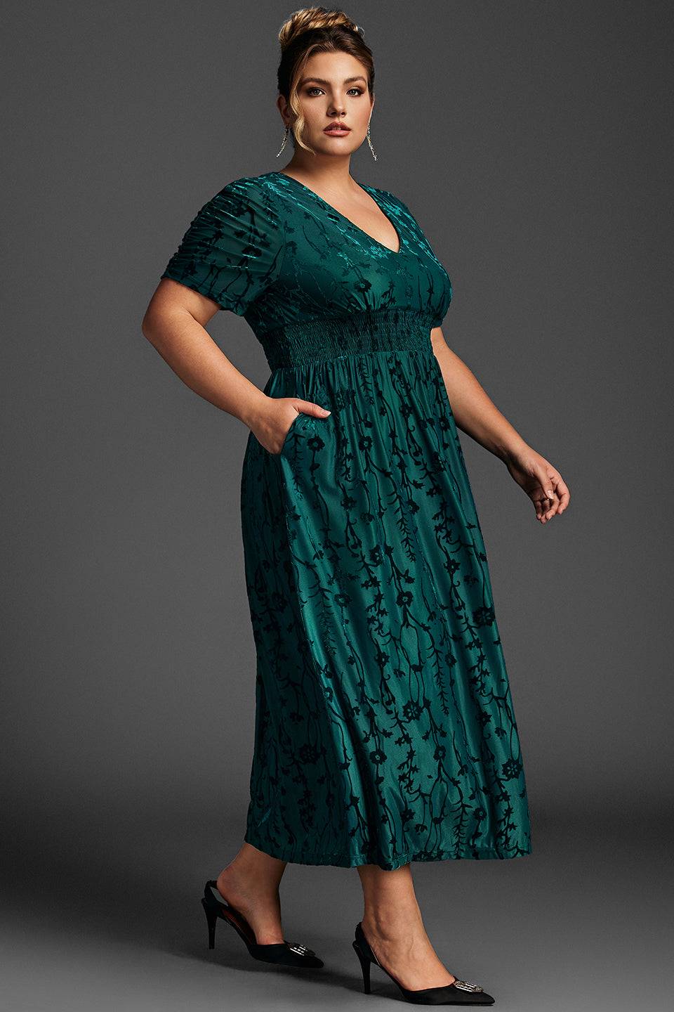 Curveins Plus Size Sammets Enfärgad Rynkad Maxiklänning 