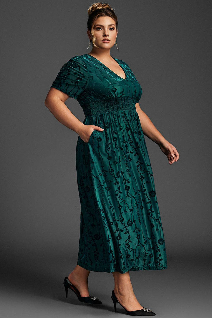 Curveins Plus Size Sammets Enfärgad Rynkad Maxiklänning 