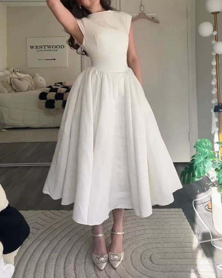 Moderiktig elegant enfärgad klänning