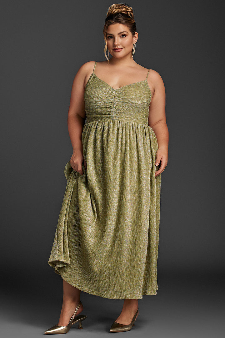 Curveins Plus Size V-ringad rynkad ärmlös klänning 