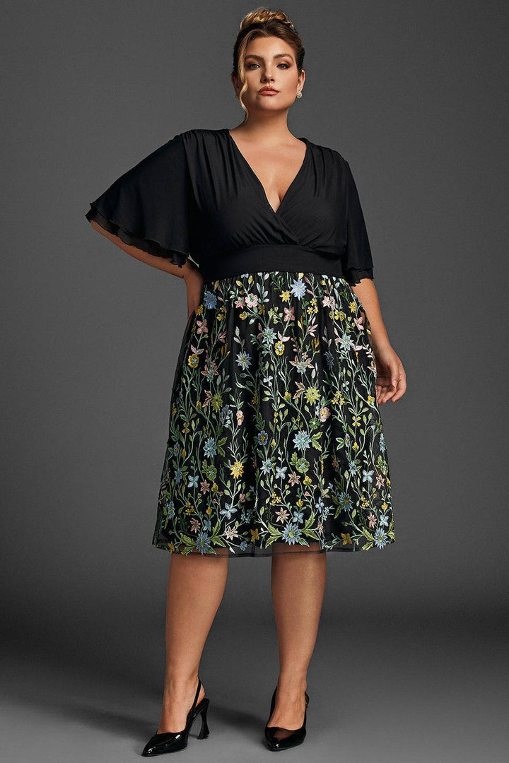Curveins Plus Size Volangärmad V-ringad Broderad Midiklänning 