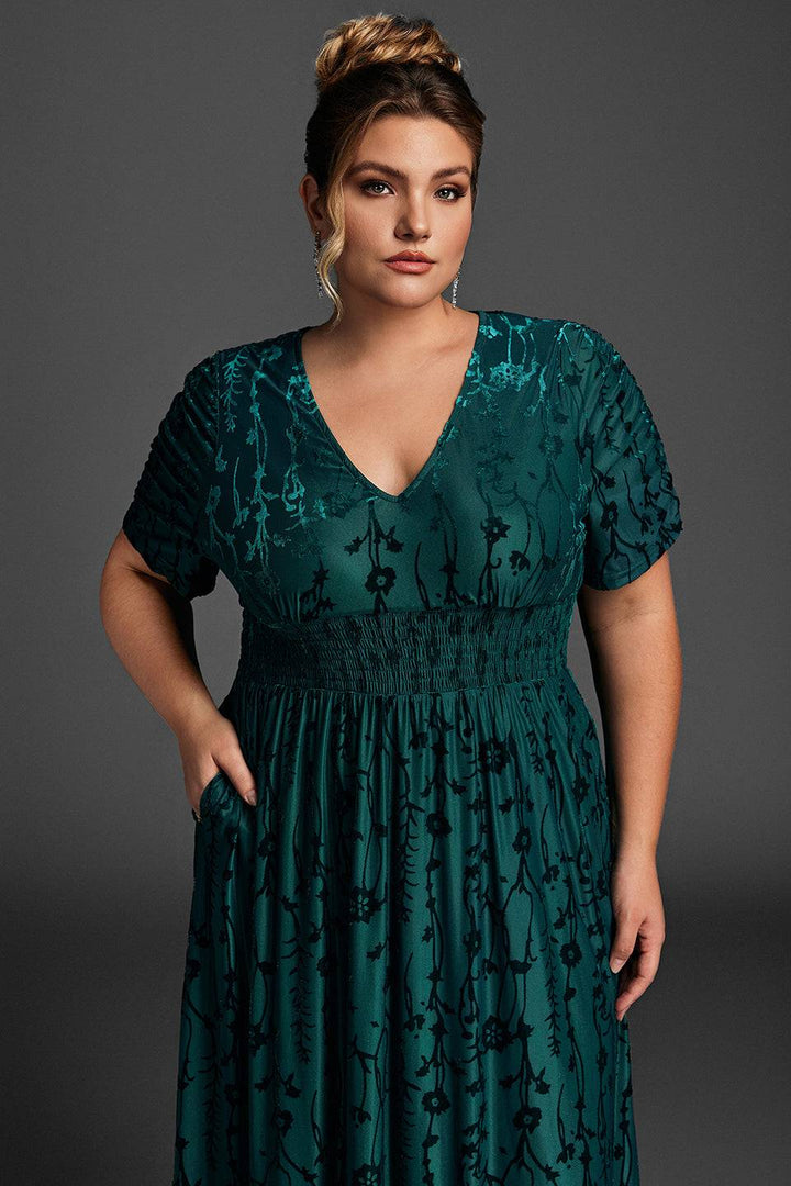 Curveins Plus Size Sammets Enfärgad Rynkad Maxiklänning 